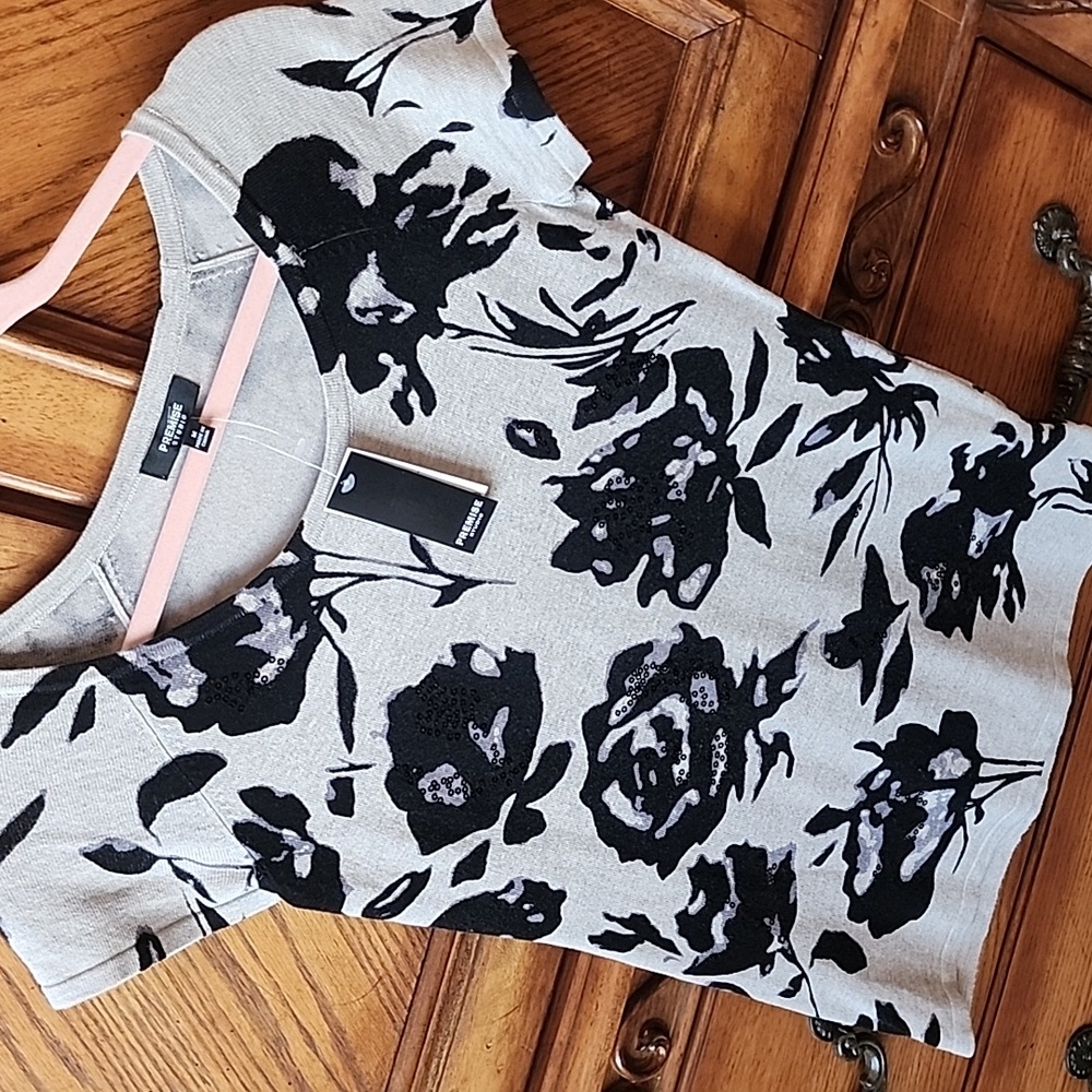 NWT Premise Studio Beige & Black  Floral Short Sleeve Sweater M